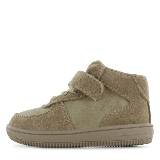 Go Banana&rsquo;s taupe sneaker Jongens | Microfiber nubuck/Su&egrave;de | Maat 20